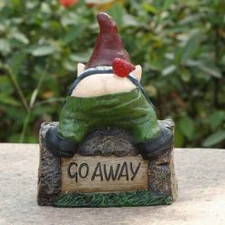 New ✨ Garden Gnomes Hi-Line Gift Ltd. Welcome Sign Gnome Crawling Over Tree Trunk ✔️ -Garden Statues Shop detail2HILI993
