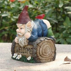 New ✨ Garden Gnomes Hi-Line Gift Ltd. Welcome Sign Gnome Crawling Over Tree Trunk ✔️ -Garden Statues Shop detailHILI993
